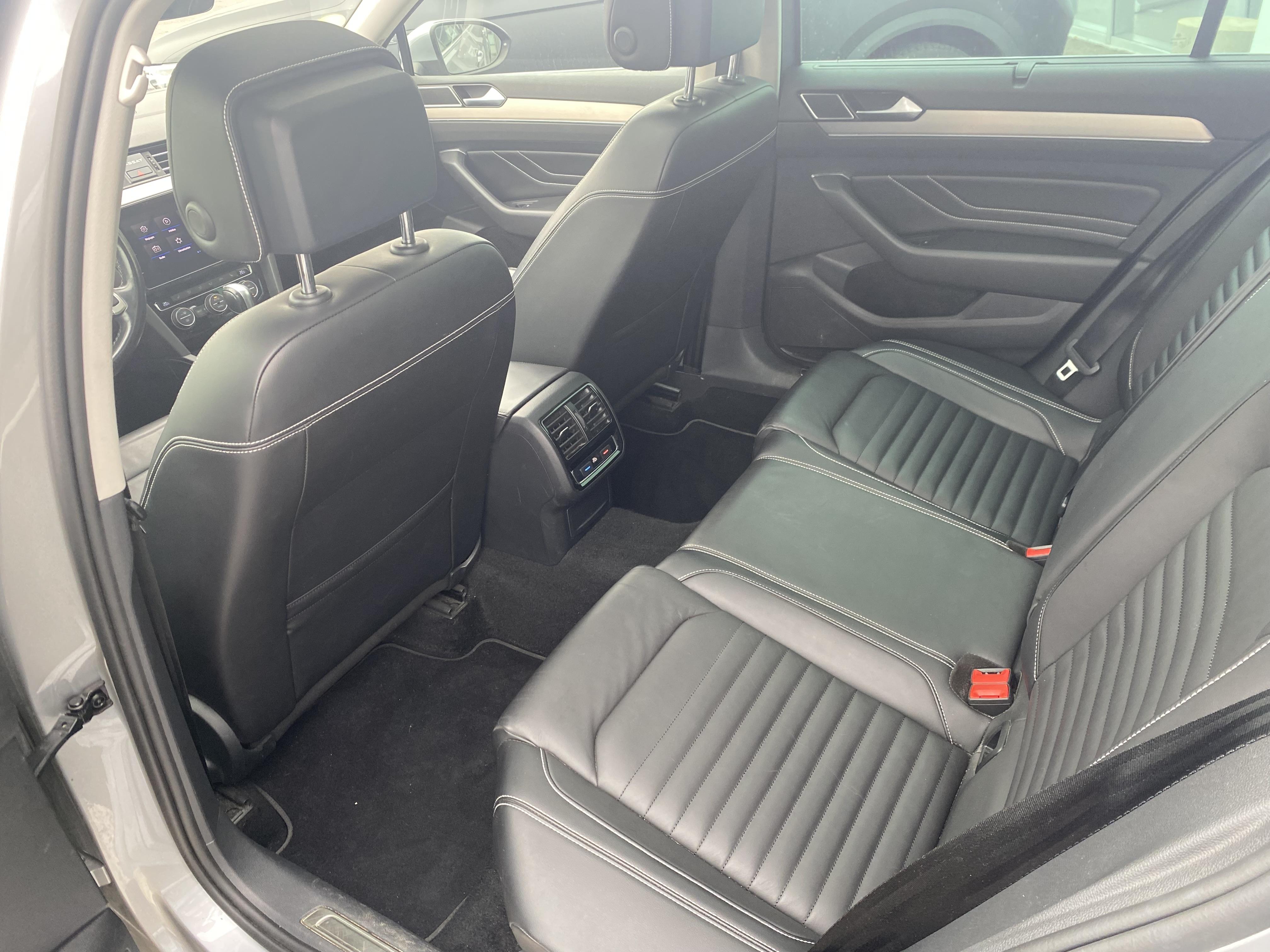 VOLKSWAGEN PASSAT SW • Elegance