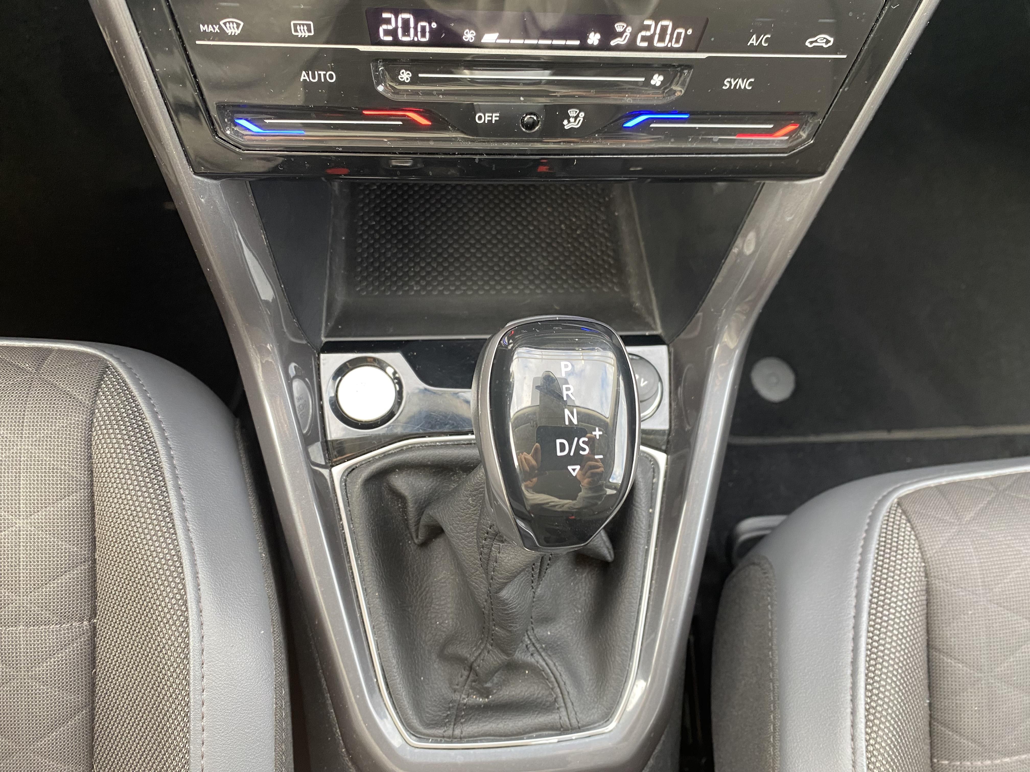 VOLKSWAGEN T-CROSS • R-Line