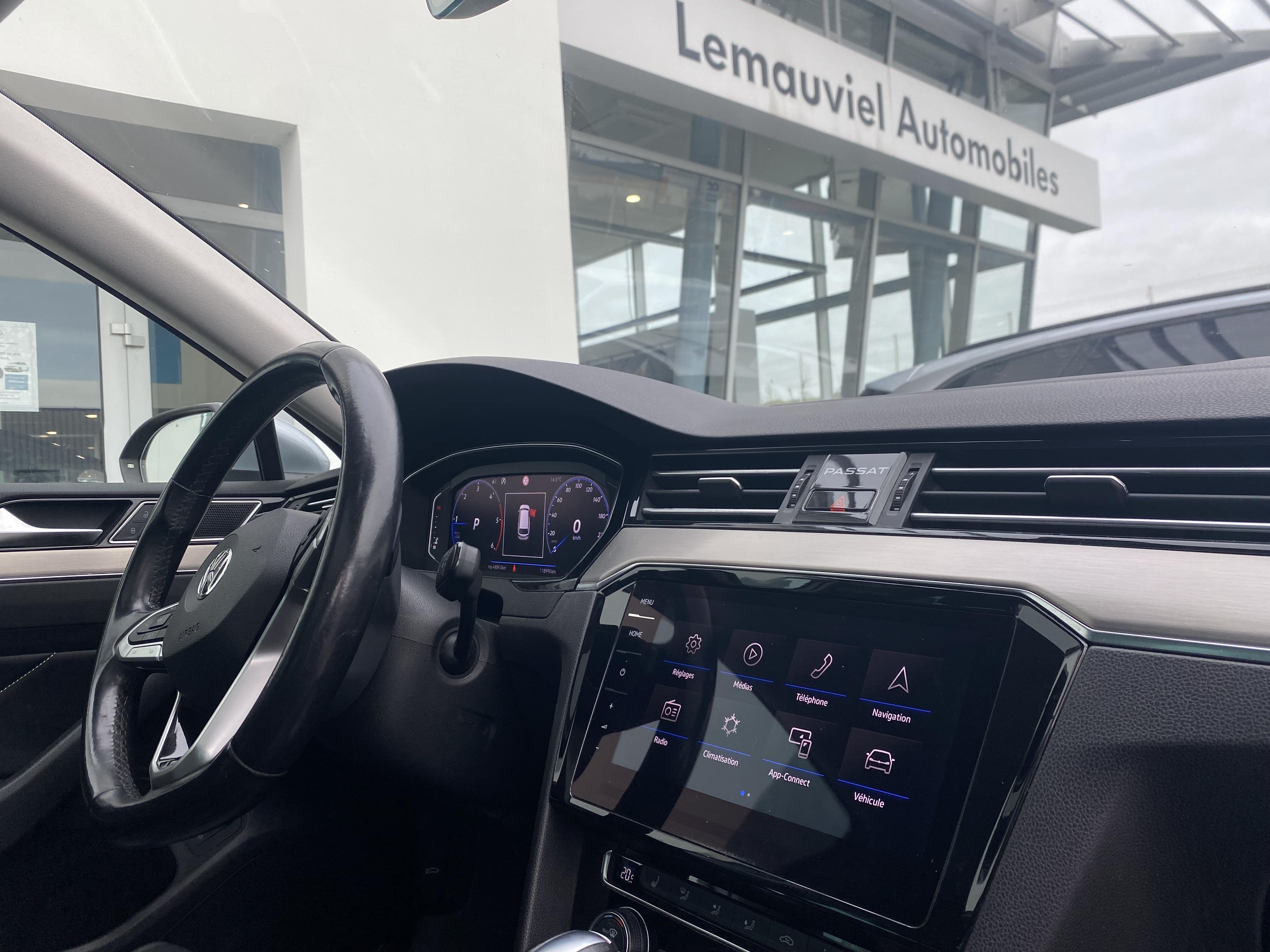 VOLKSWAGEN PASSAT SW • Elegance