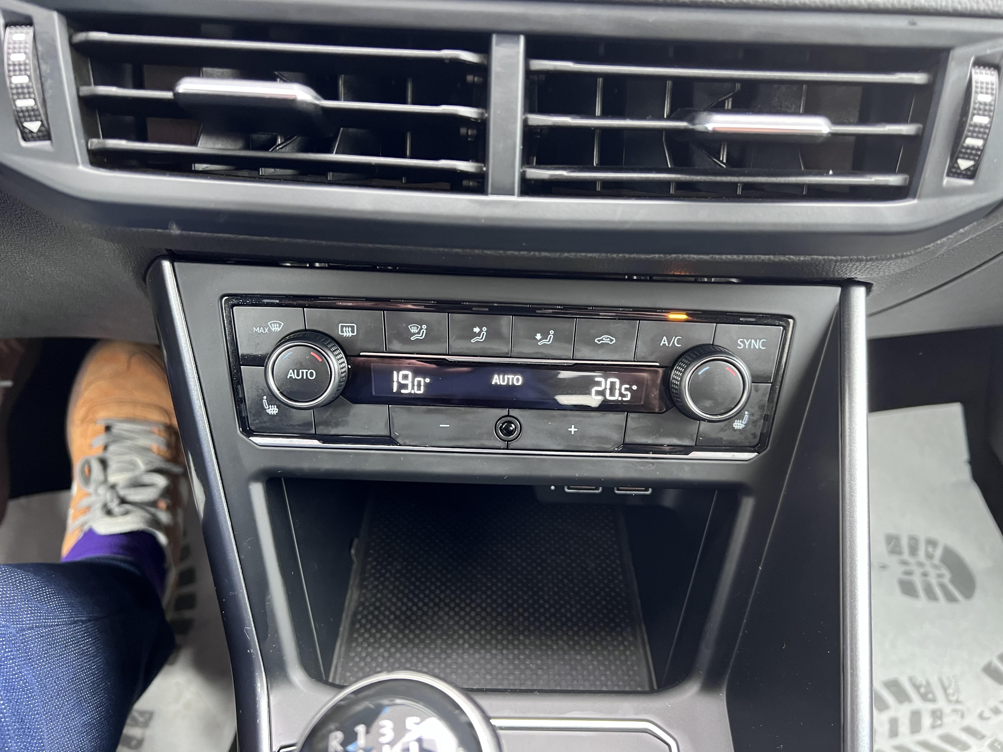 VOLKSWAGEN POLO • Carat