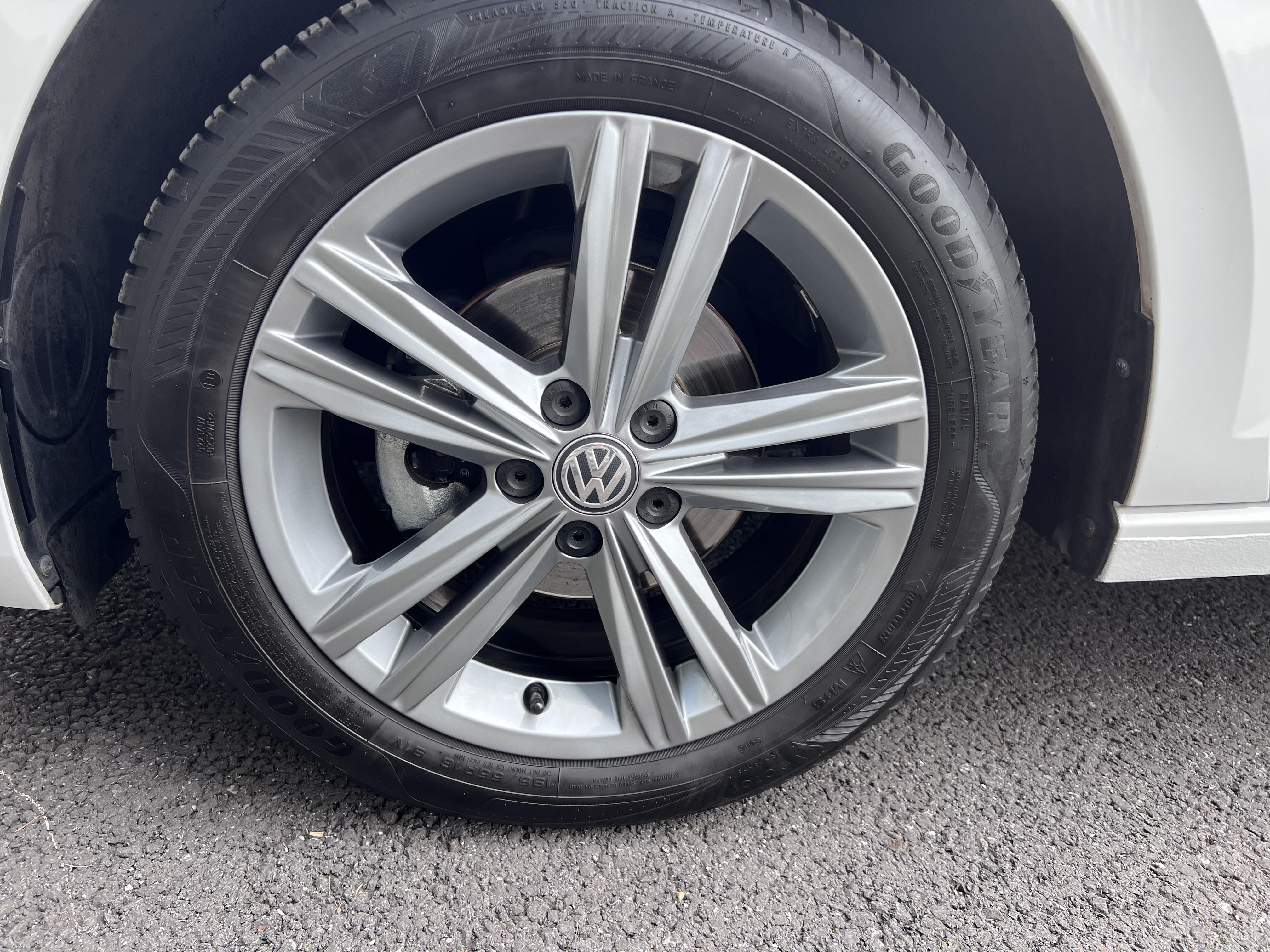 VOLKSWAGEN POLO • Carat