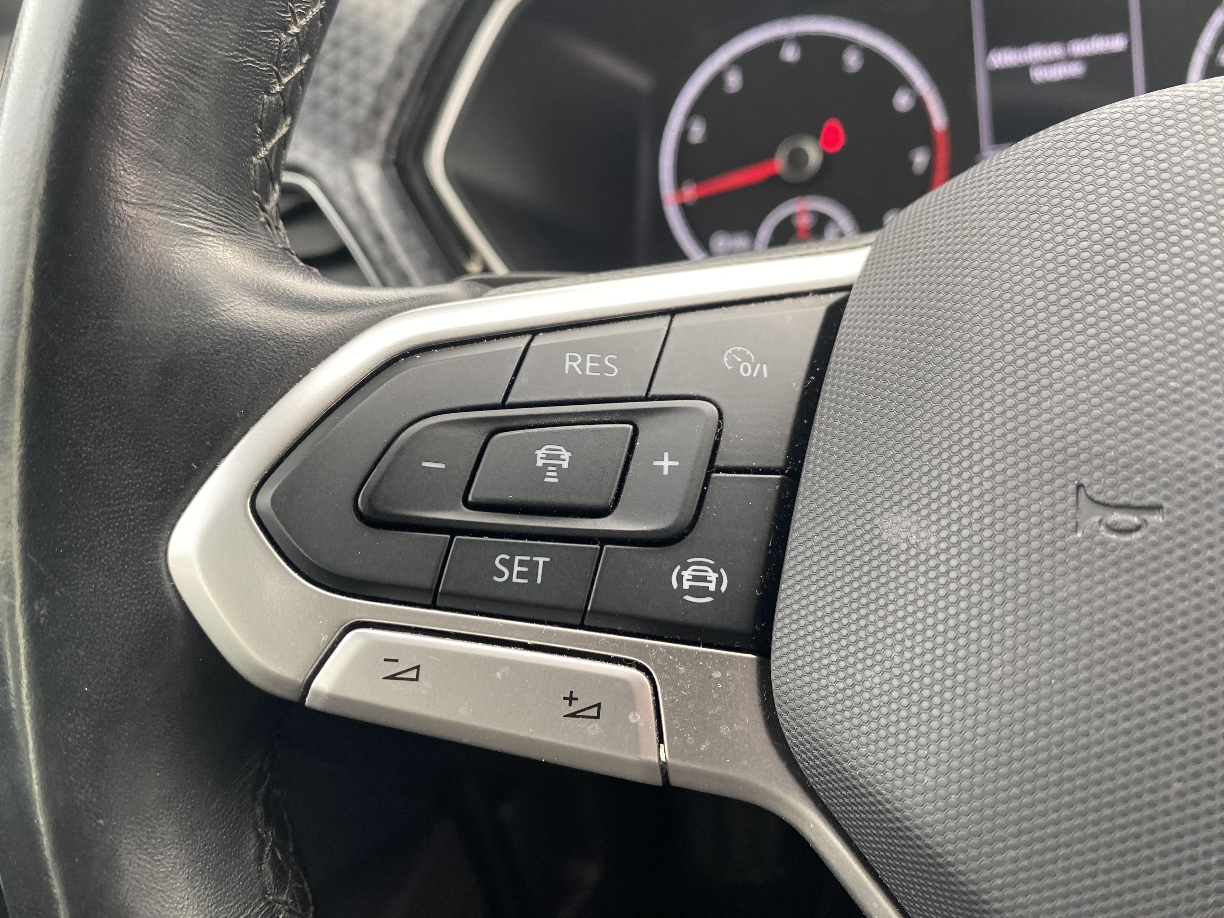 VOLKSWAGEN T-CROSS • R-Line