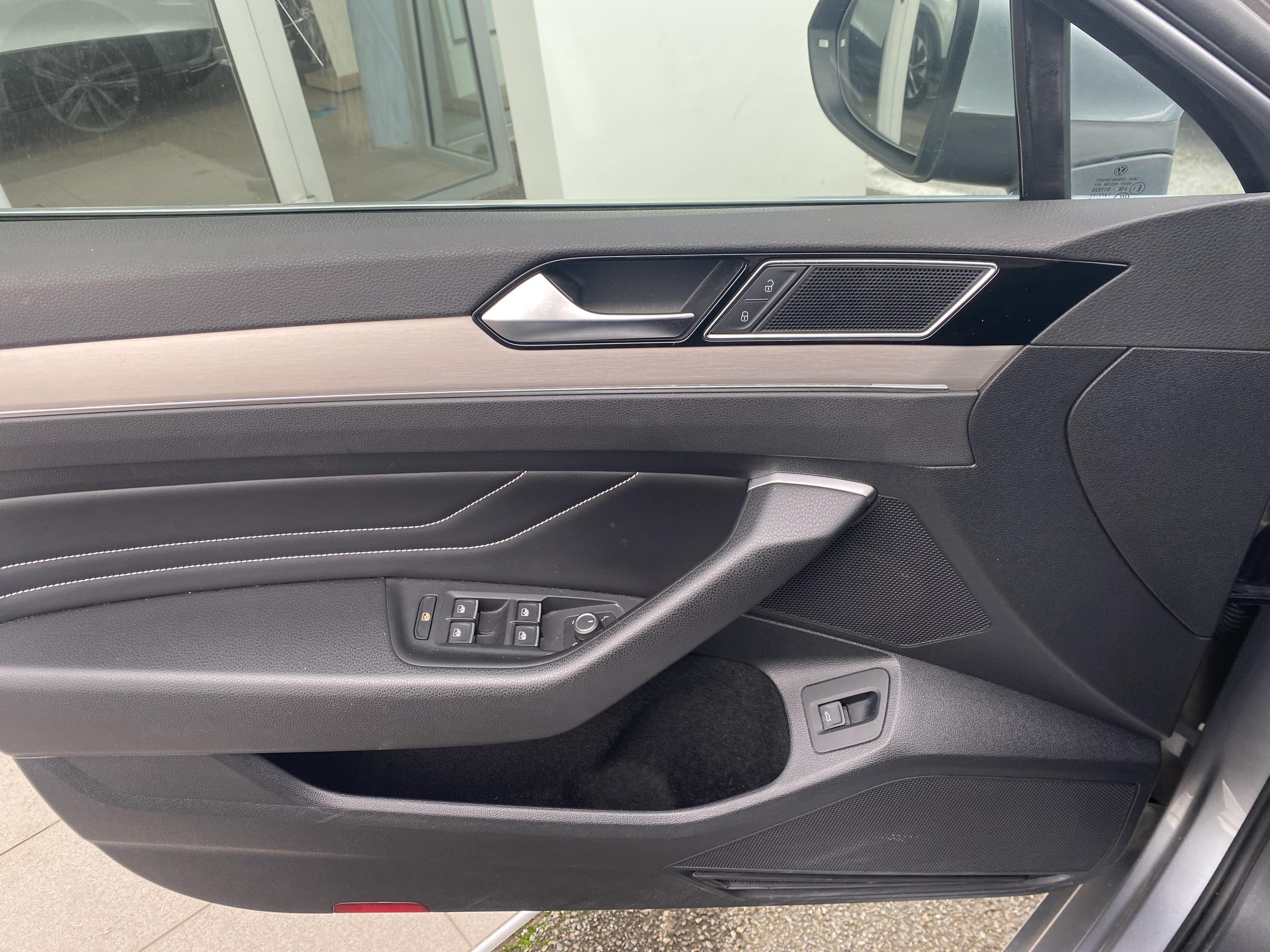 VOLKSWAGEN PASSAT SW • Elegance