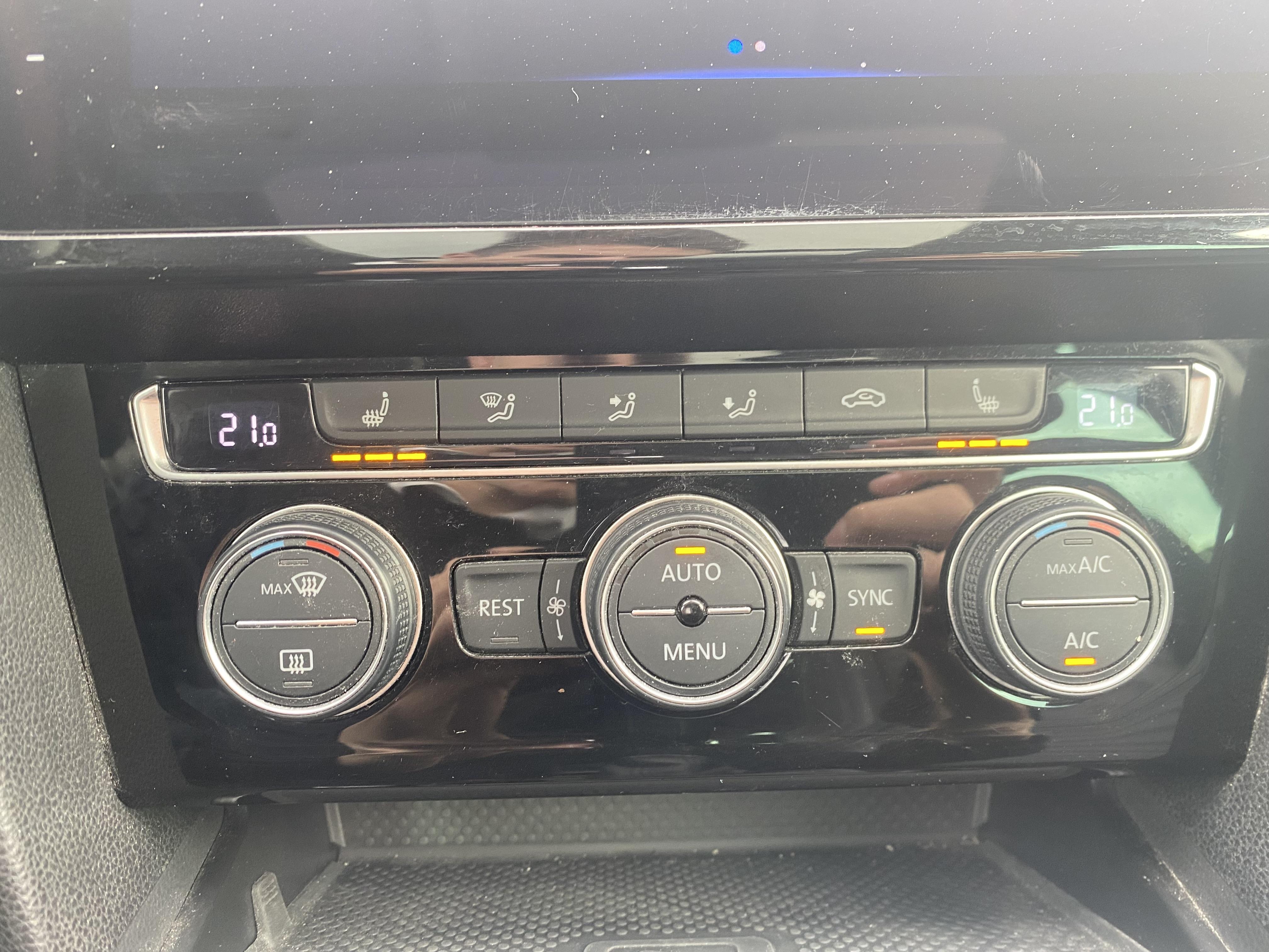 VOLKSWAGEN PASSAT SW • Elegance