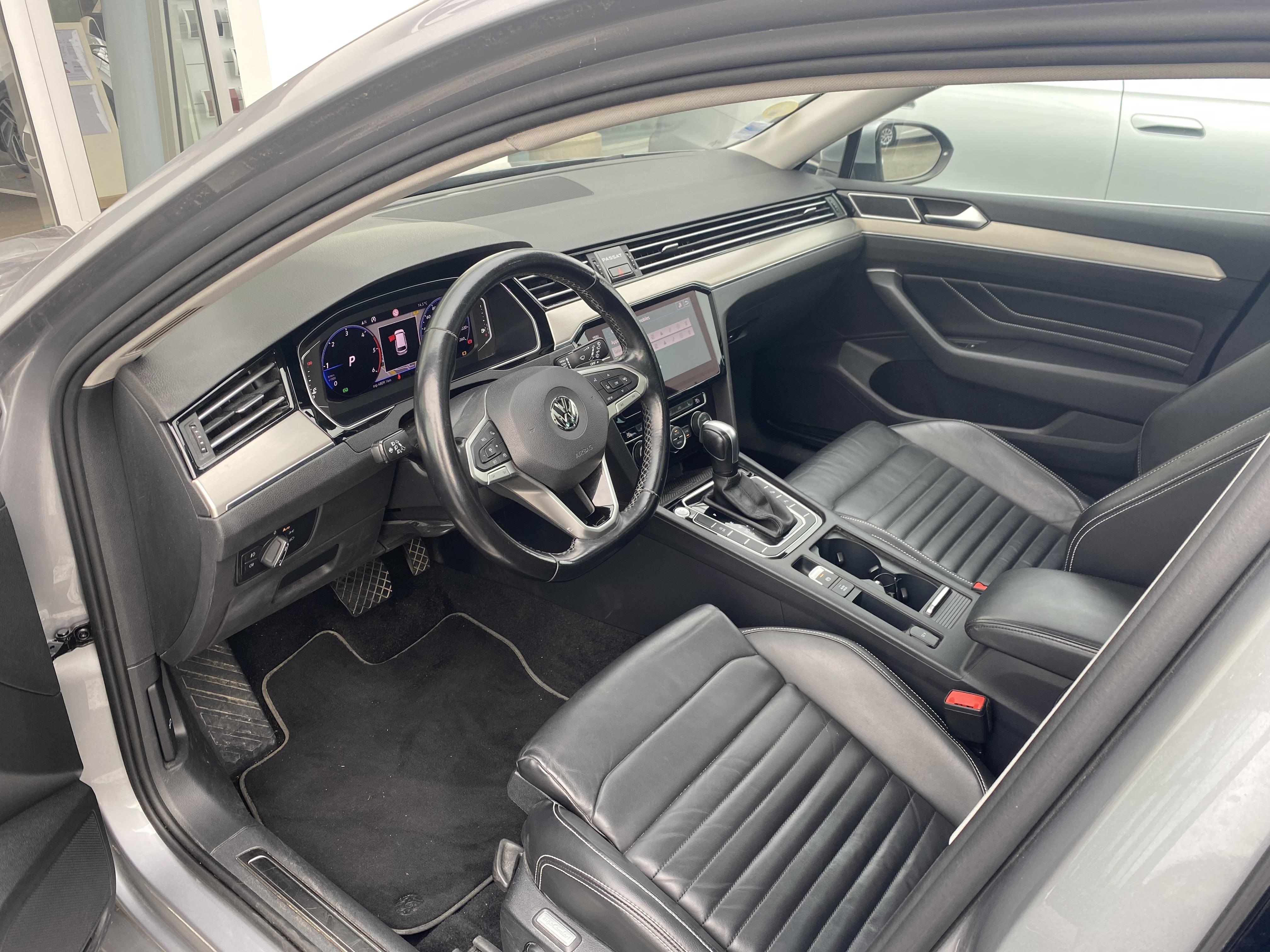 VOLKSWAGEN PASSAT SW • Elegance