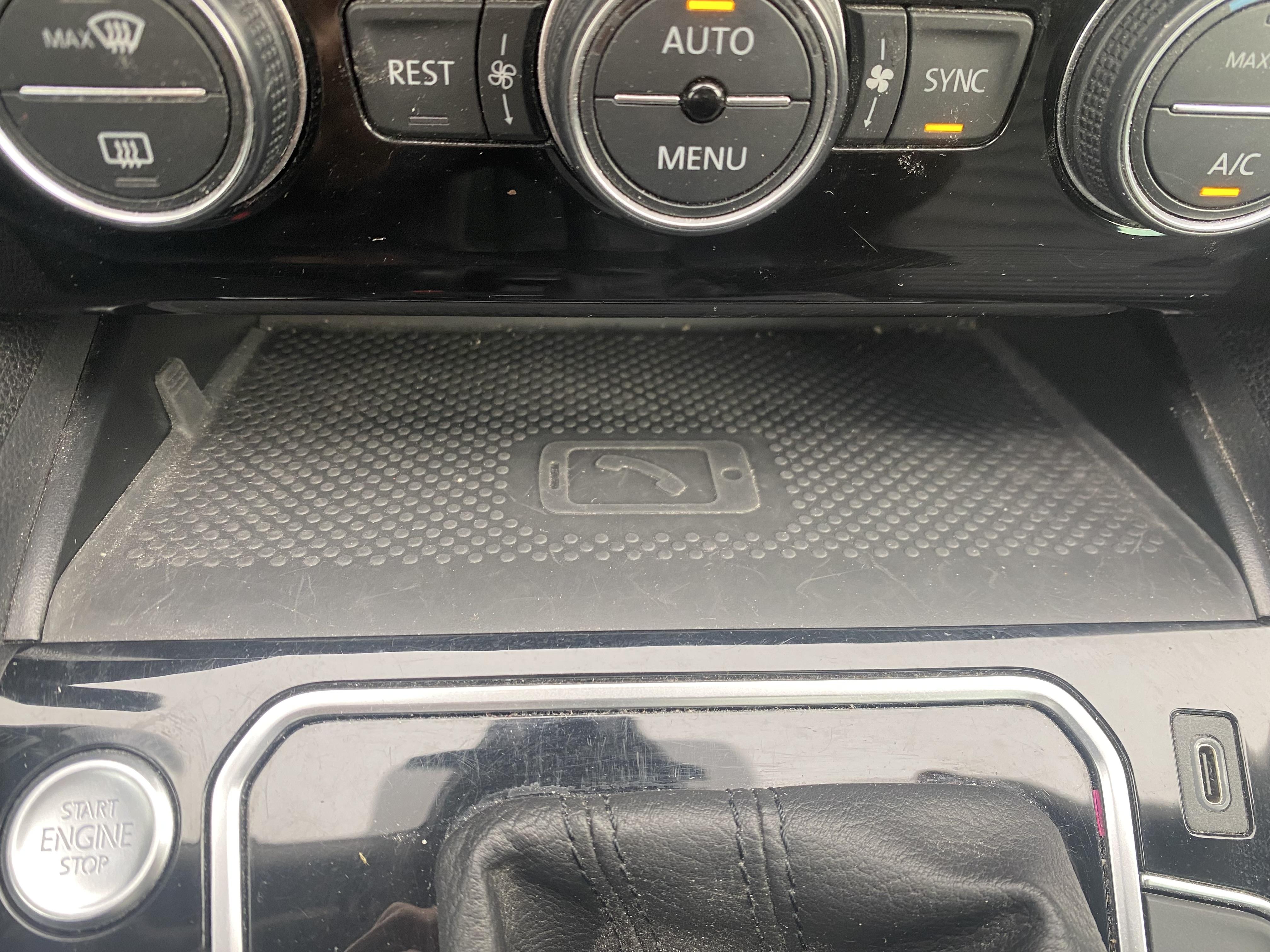 VOLKSWAGEN PASSAT SW • Elegance