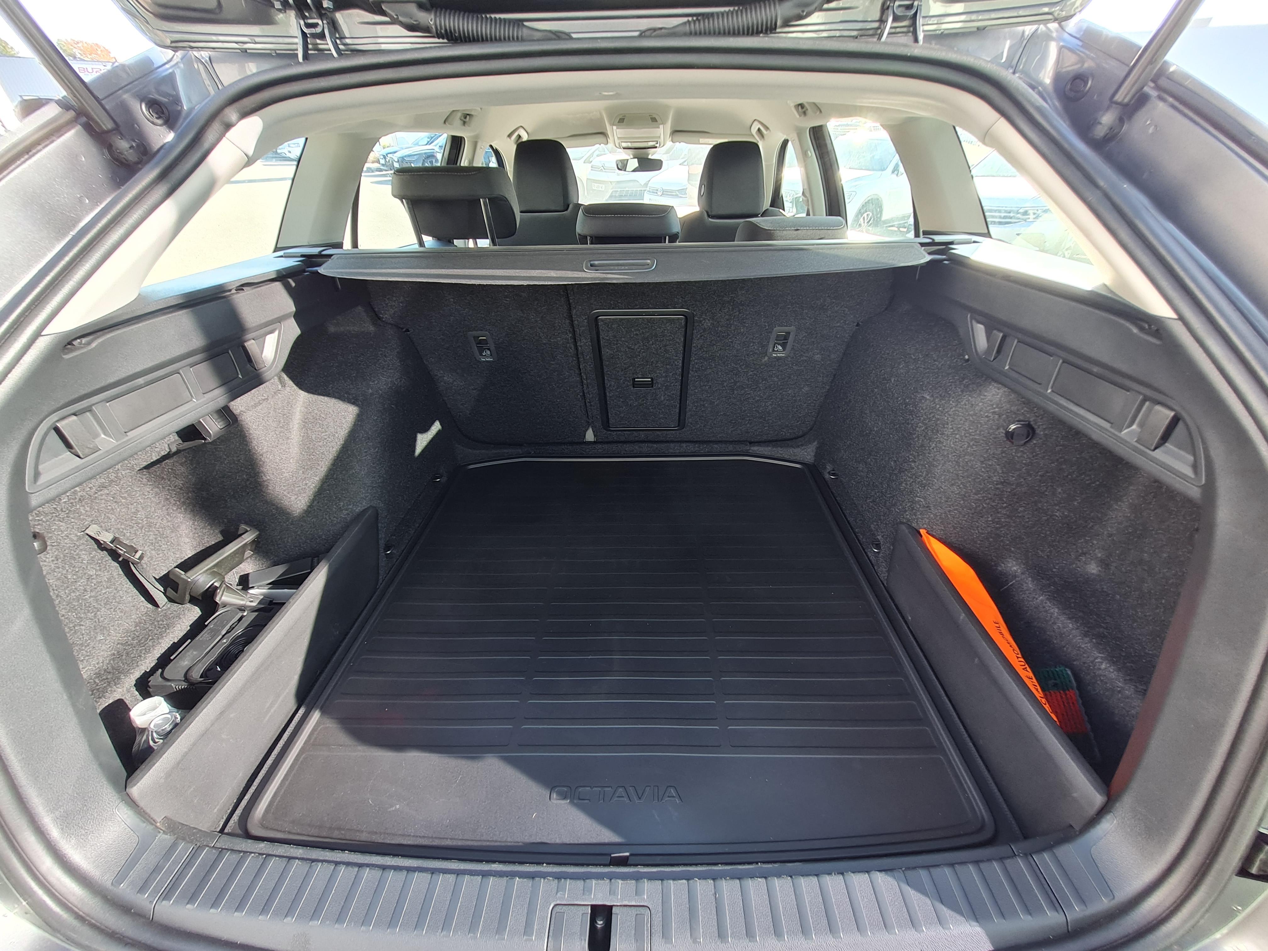 SKODA OCTAVIA COMBI • Selection