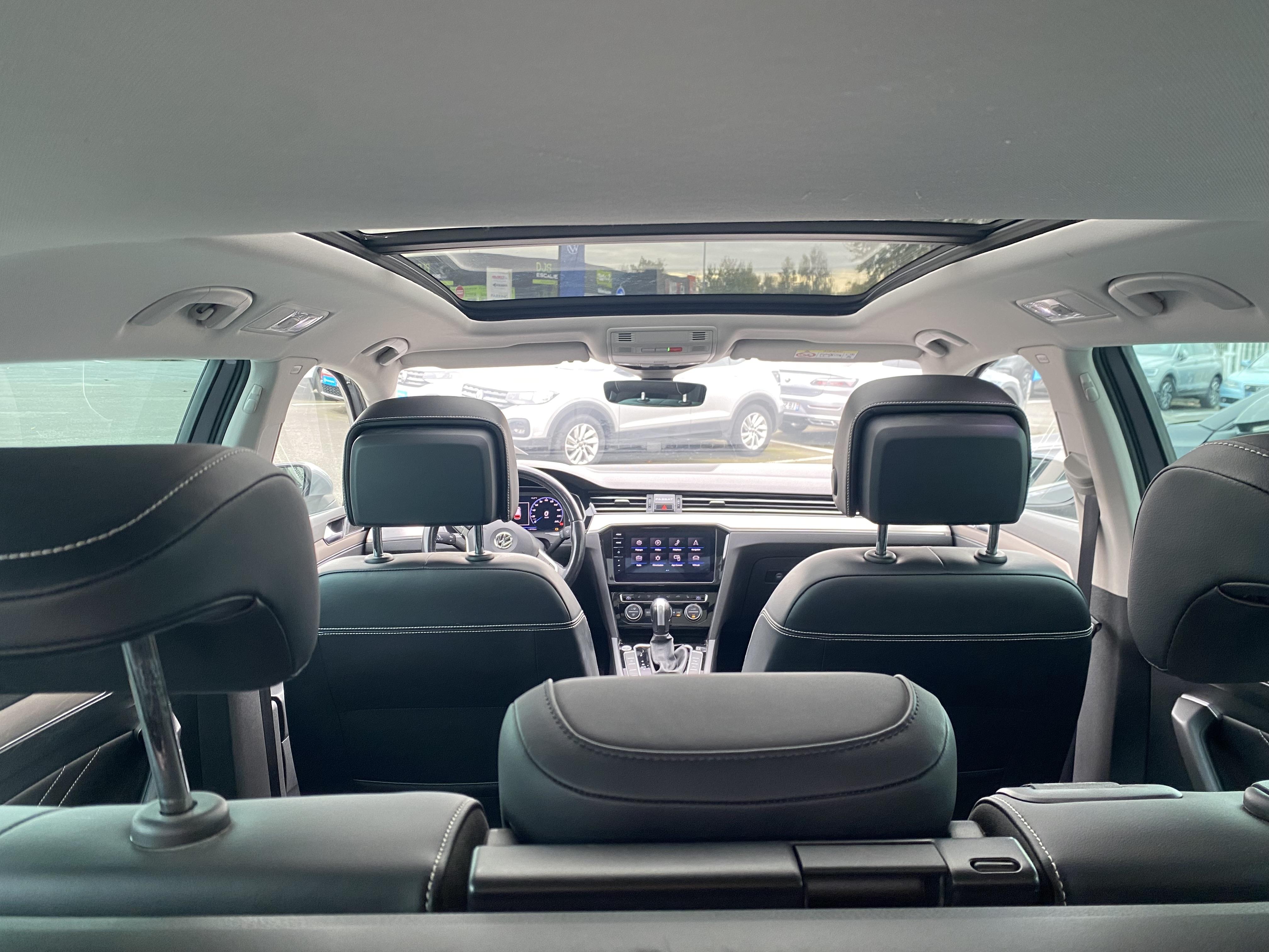 VOLKSWAGEN PASSAT SW • Elegance