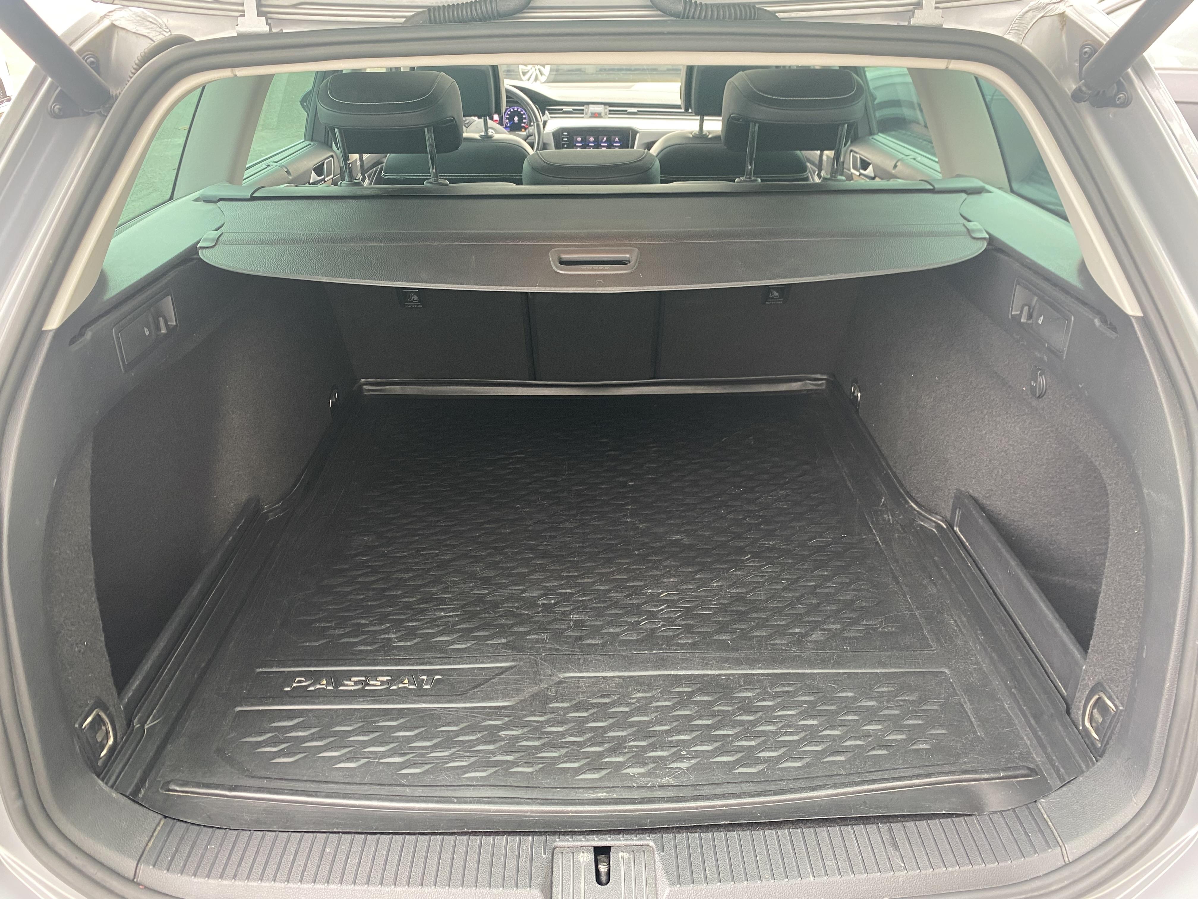 VOLKSWAGEN PASSAT SW • Elegance