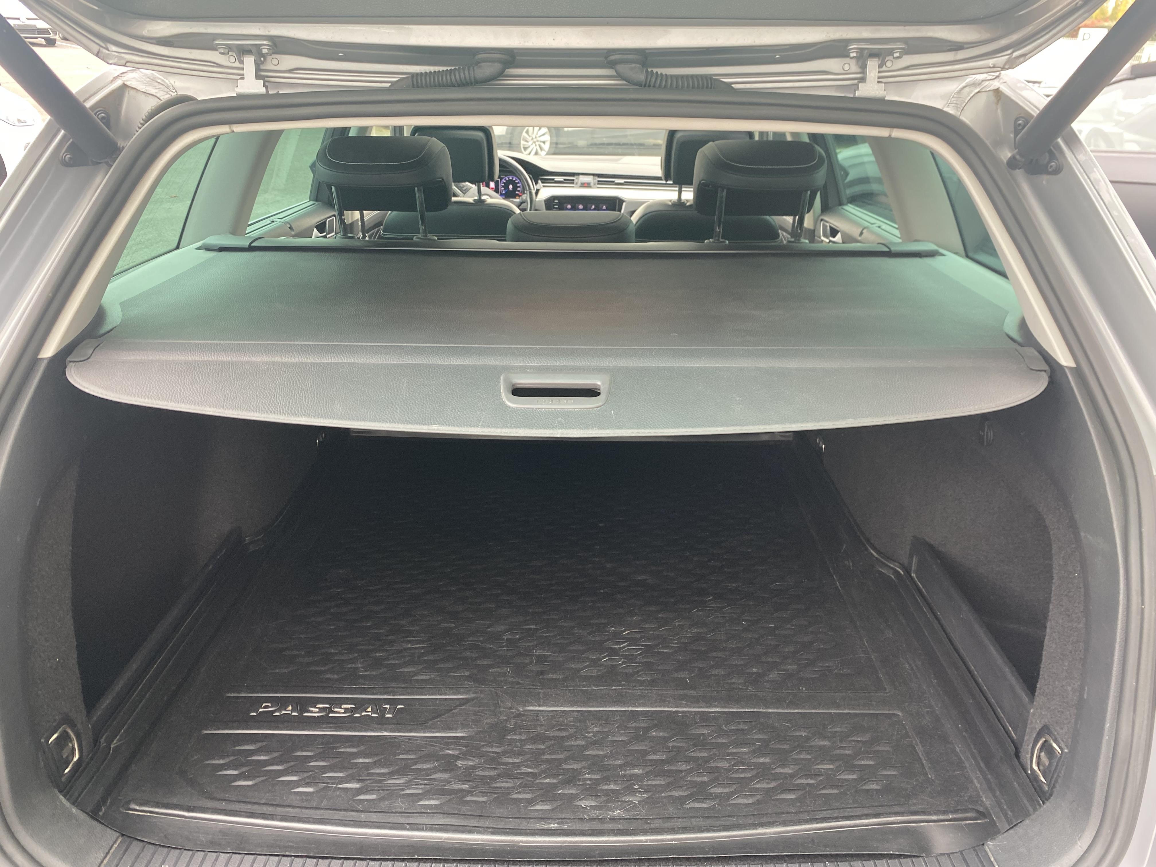 VOLKSWAGEN PASSAT SW • Elegance