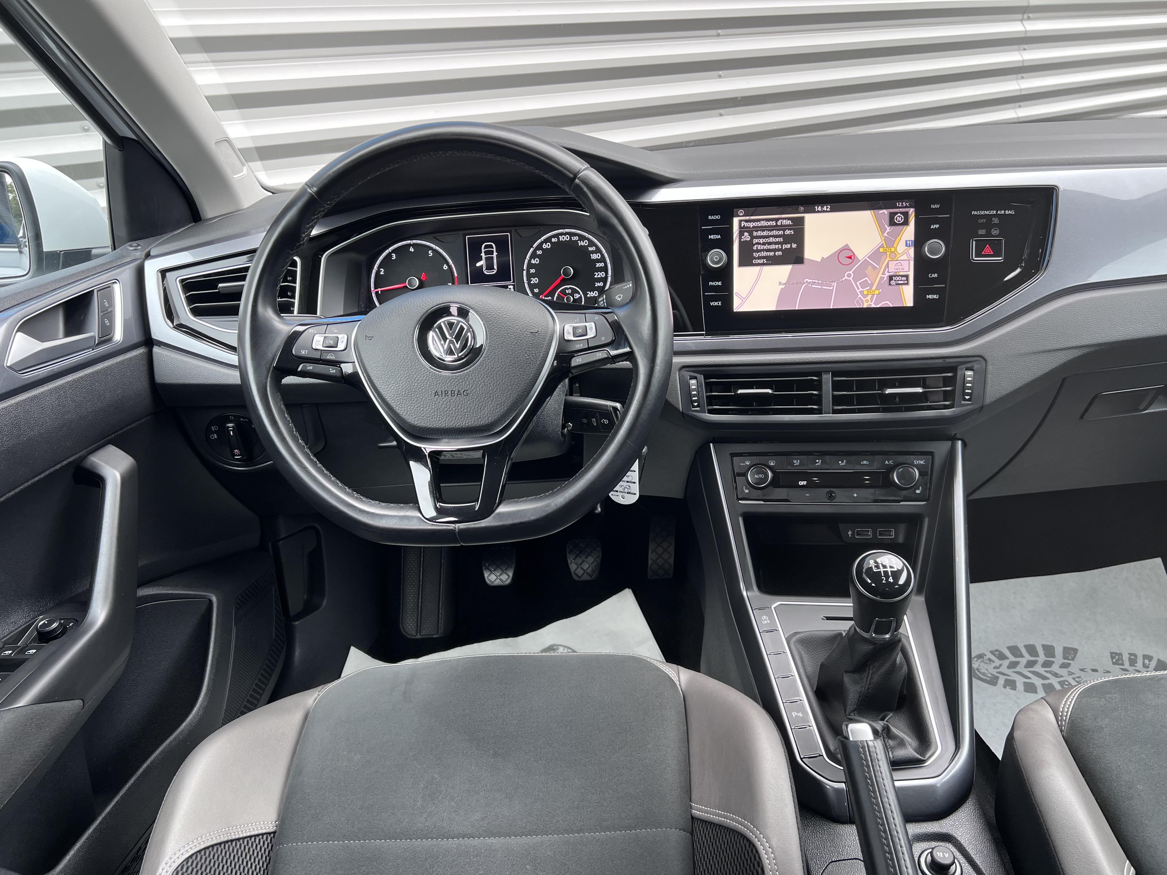VOLKSWAGEN POLO • Carat